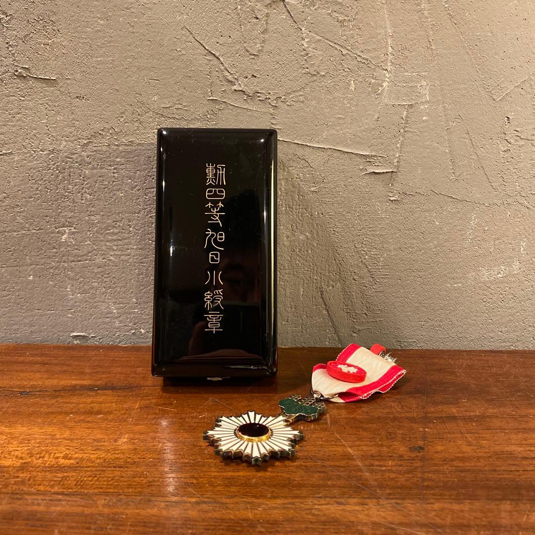 稀少 勲四等旭日小綬章 骨董品 ケース付き バッジ コレクション ミリタリー
