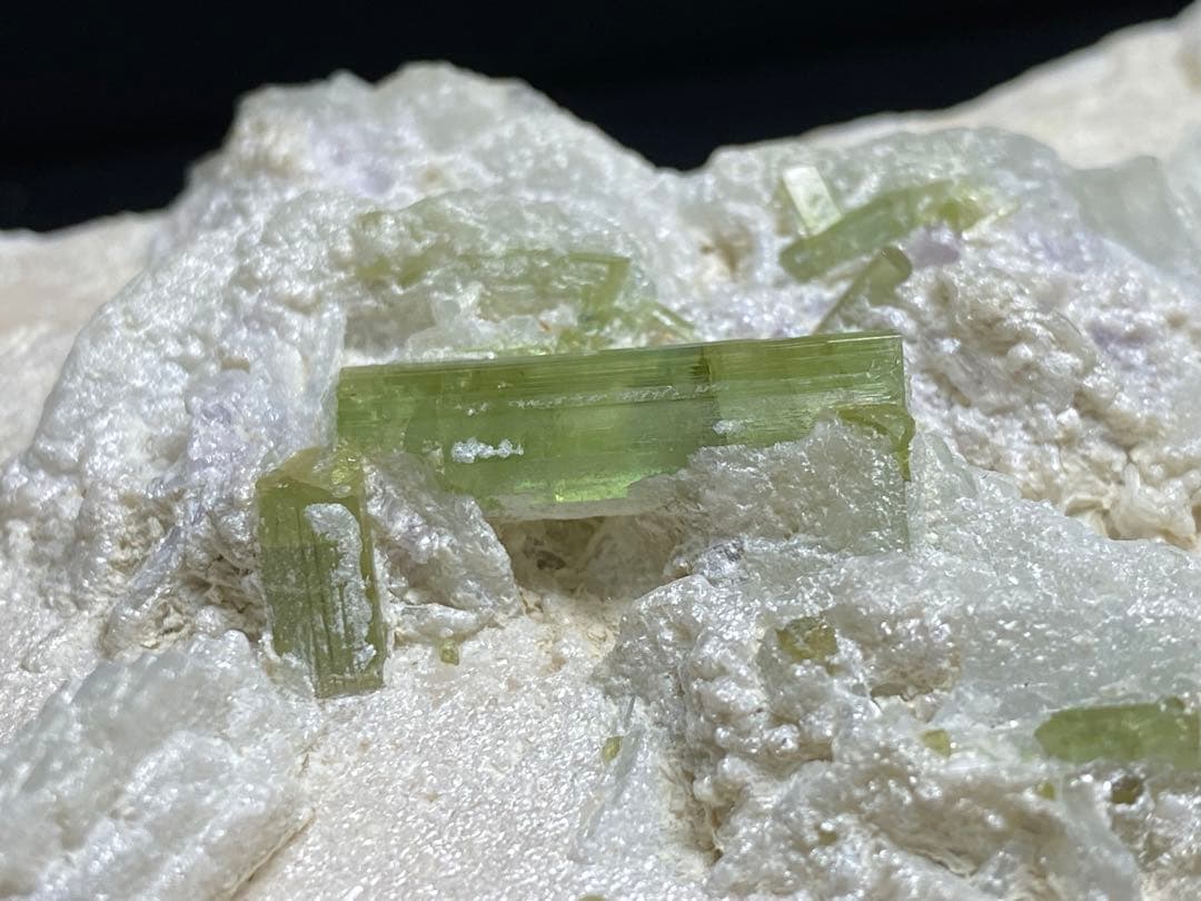 トルマリン　母岩付き　1050g