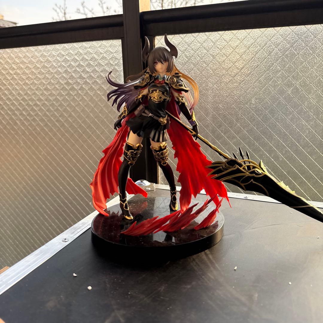 剣を持つキャラクターのフィギュア