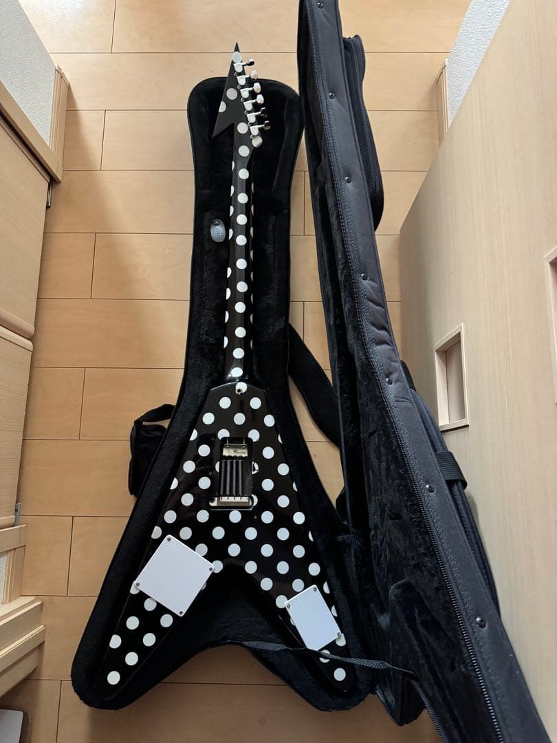 「RRV」（ランディ・ローズV）ポルカドット ギター