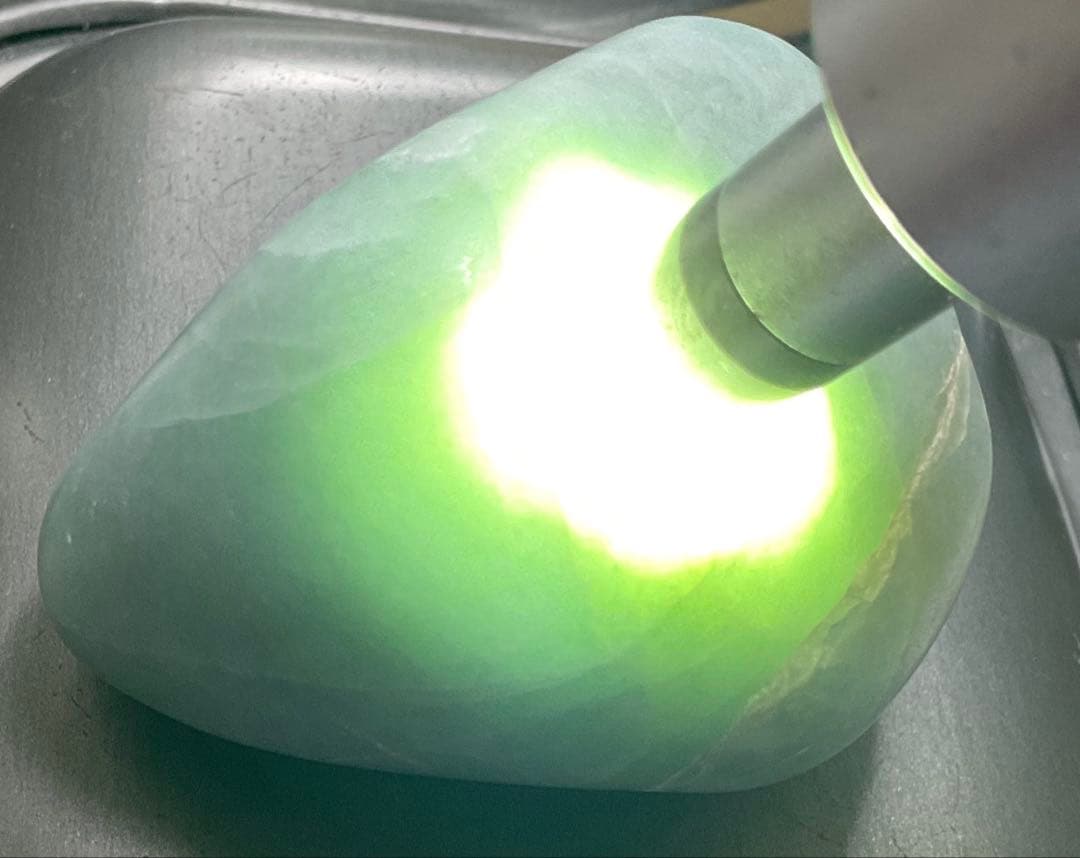 新春［緑色　ガラス質］　上質糸魚川翡翠海石200g ヒスイ　ひすい