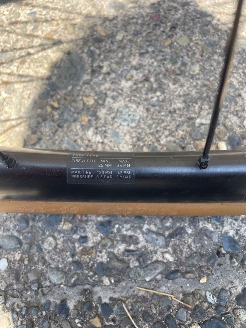 DT Swiss R470 タイヤ付 GravelKing 30c チューブレス