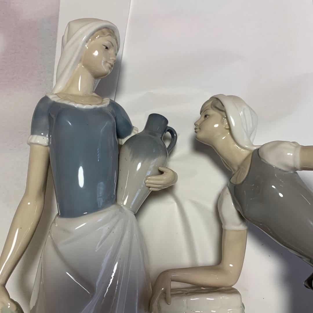 リヤドロ　陶器製女性フィギュア 水差し付き
