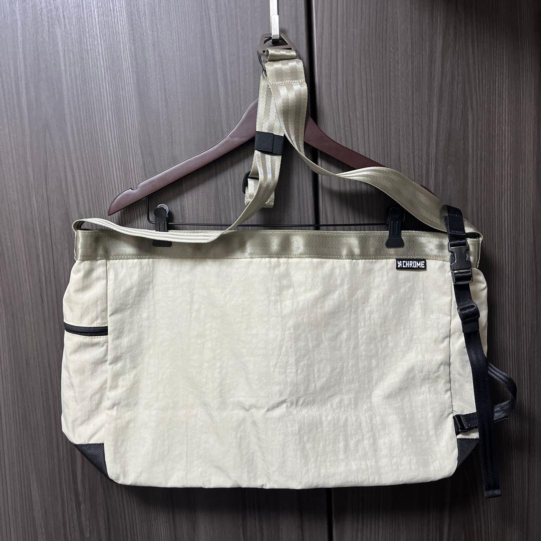 クローム ニュースペーパーメッセンジャーバッグ 26L サンドストーン