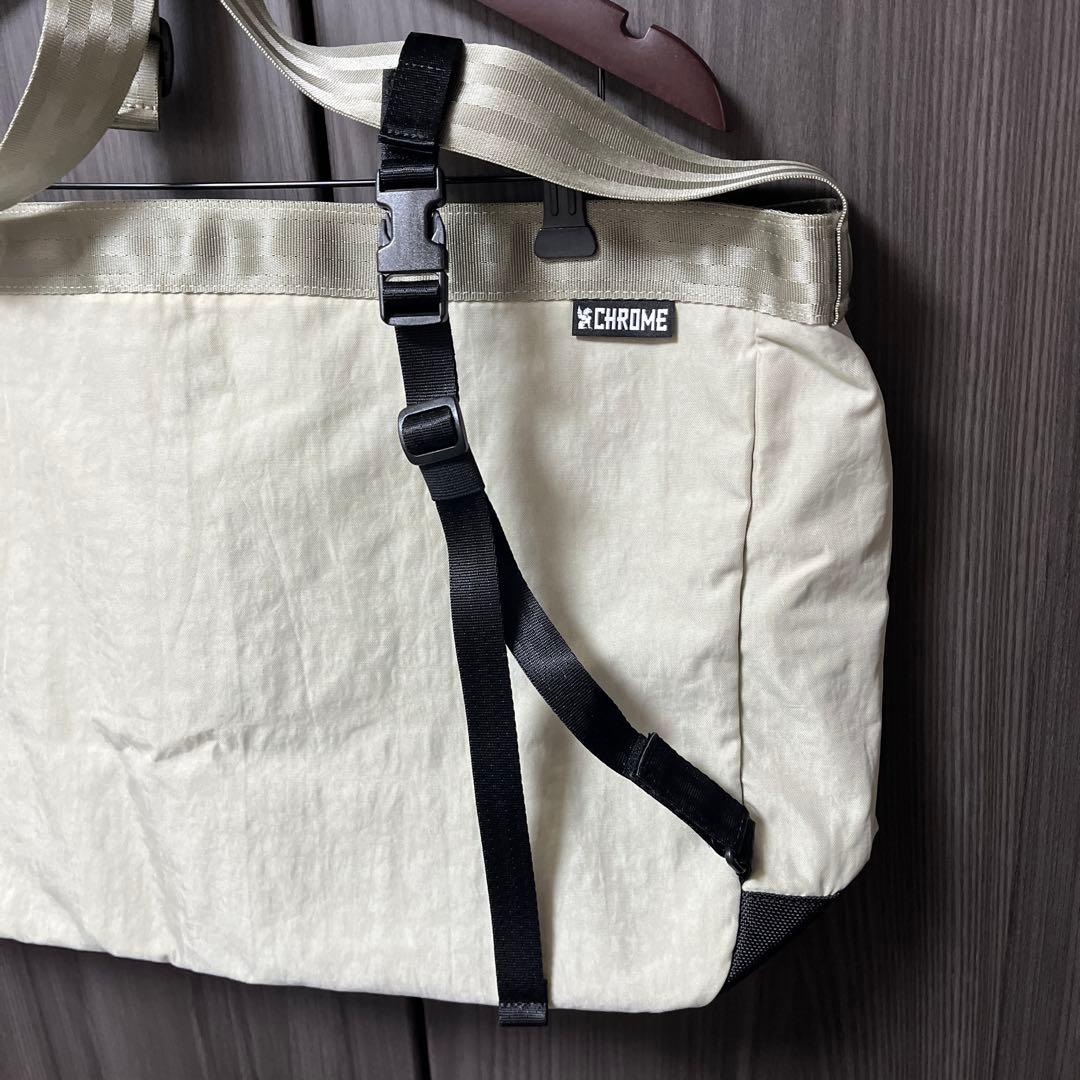 クローム ニュースペーパーメッセンジャーバッグ 26L サンドストーン