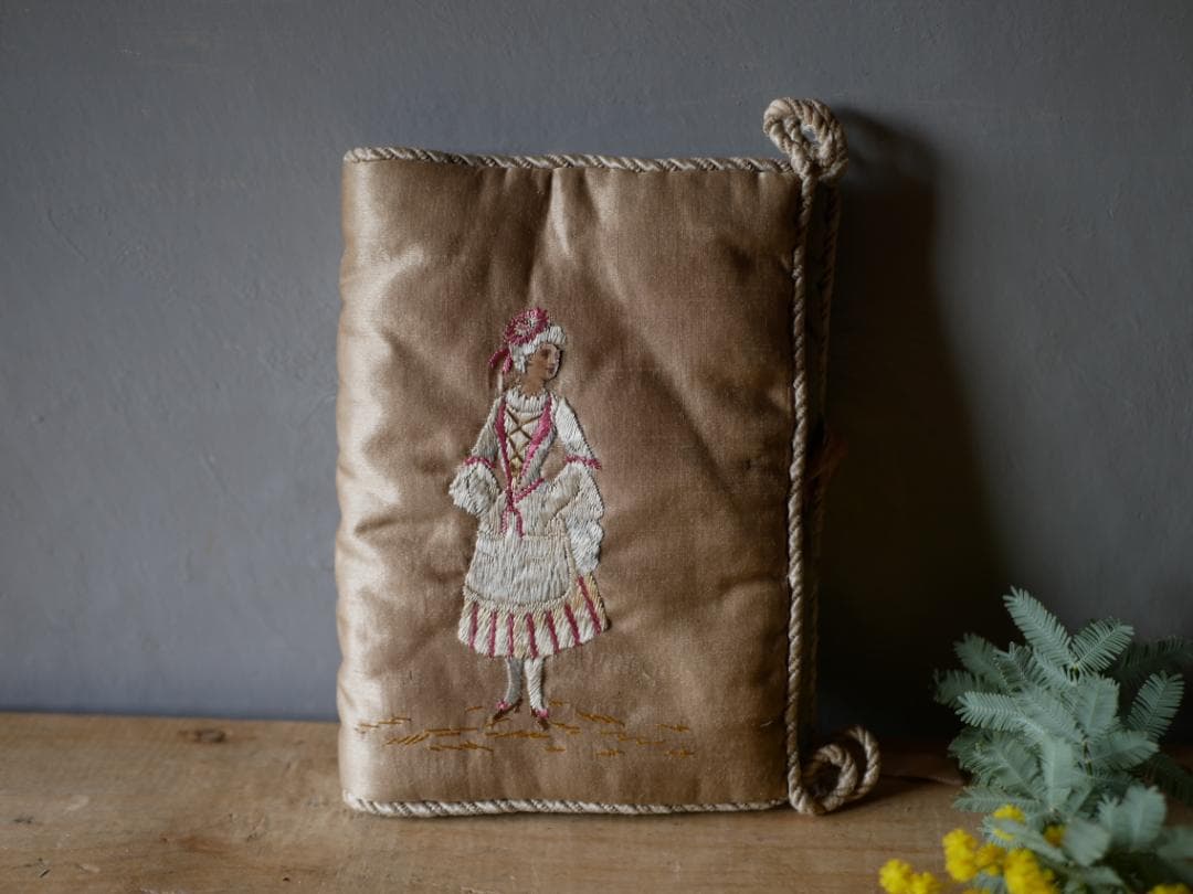 シルクのハンキーケース　手刺繡　フランスアンティーク　ブロカントのある暮らし