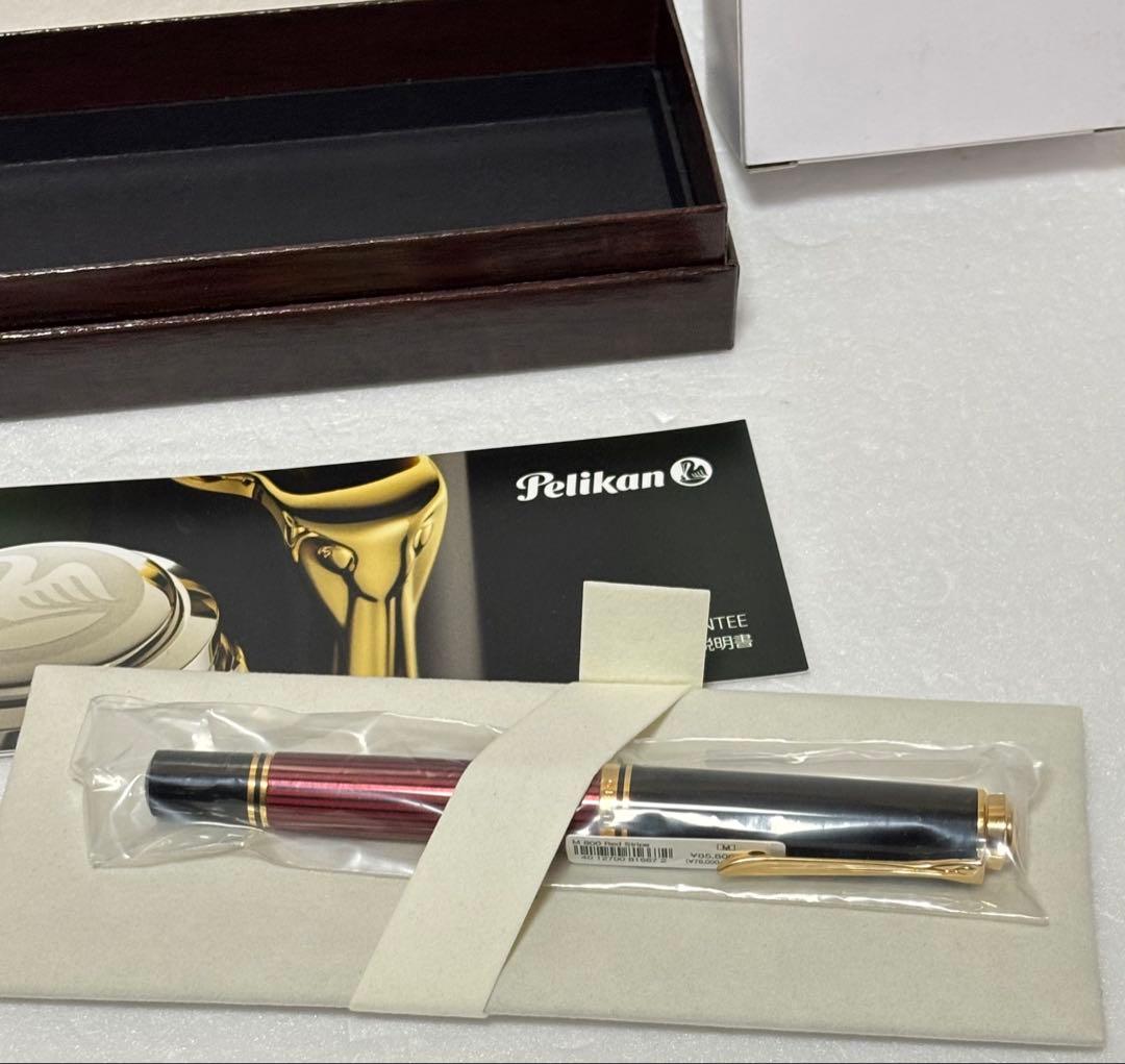 万年筆 ペリカン　スーベレーン ブラック×レッド M800 レッドストライプ中字