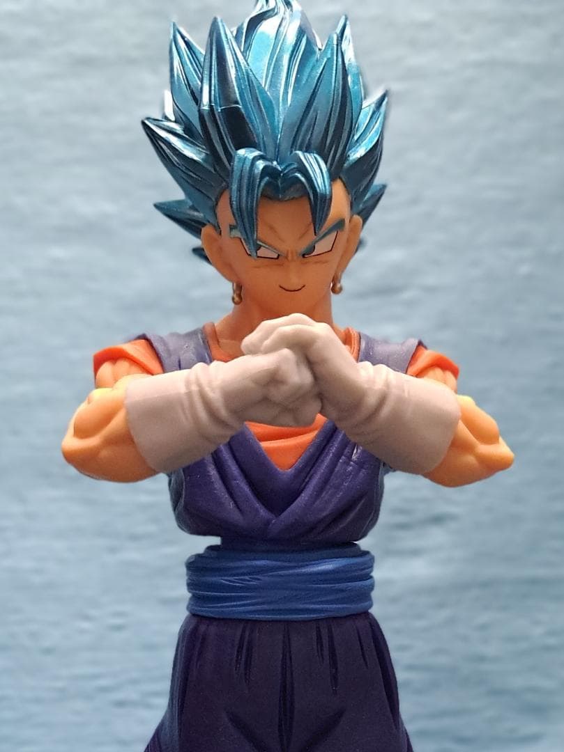 厳選特価セール　青い髪と筋肉質な腕が特徴の超サイヤ人ゴッド超サイヤ人ベジット