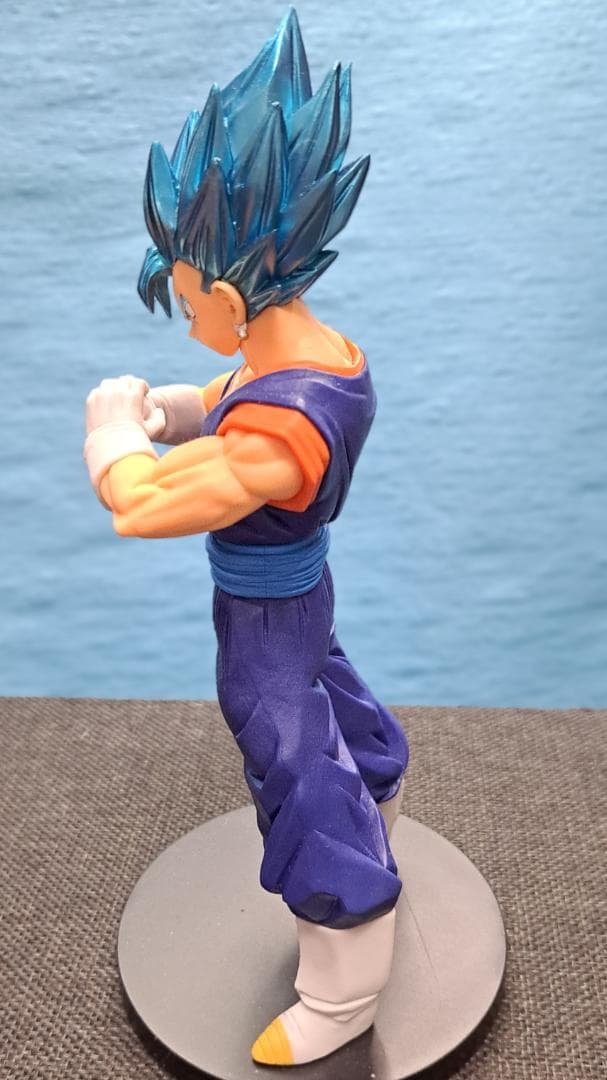 厳選特価セール　青い髪と筋肉質な腕が特徴の超サイヤ人ゴッド超サイヤ人ベジット