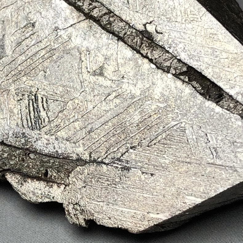 隕石 鉄隕石　アルタイ隕石　原皮付き　原石　重さ約105ｇ