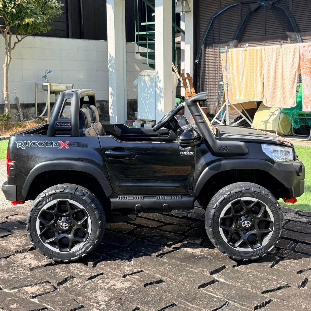 乗用玩具 電動乗用ラジコンカー TOYOTA HILUX RUGGED X