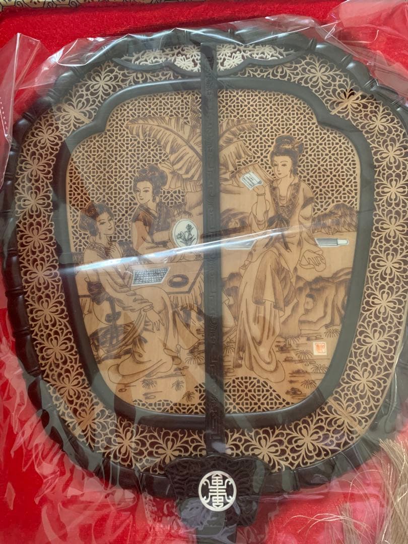 ア*ン様 新品！中国美術 唐木造 白檀透彫刻 翡翠 軍配型硯屏 団扇