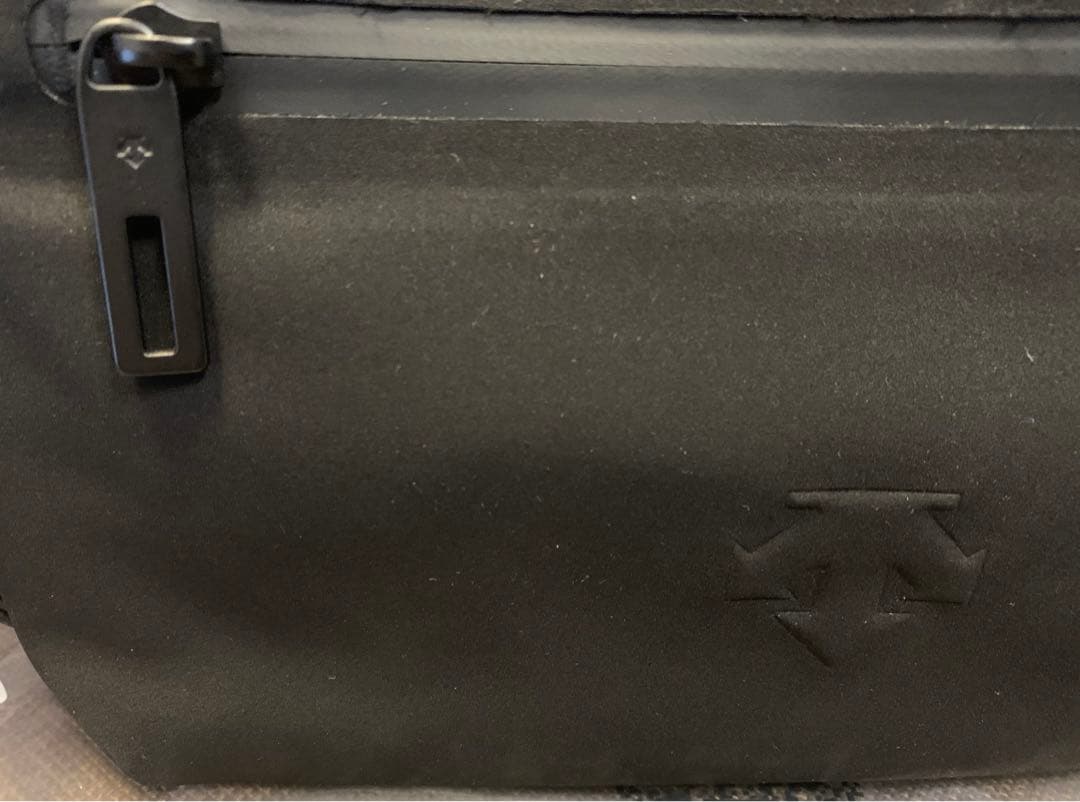 デサント　黒ゴルフポーチ【新品】