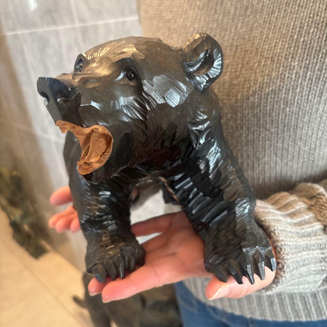 アイヌ名門堀井一族が手掛けたガラスの瞳で彫りや塗りが一級品のクマ