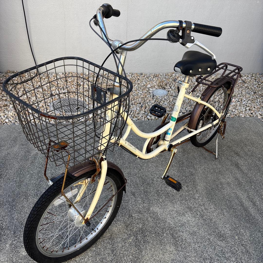クリーム色シティサイクル バスケット付き