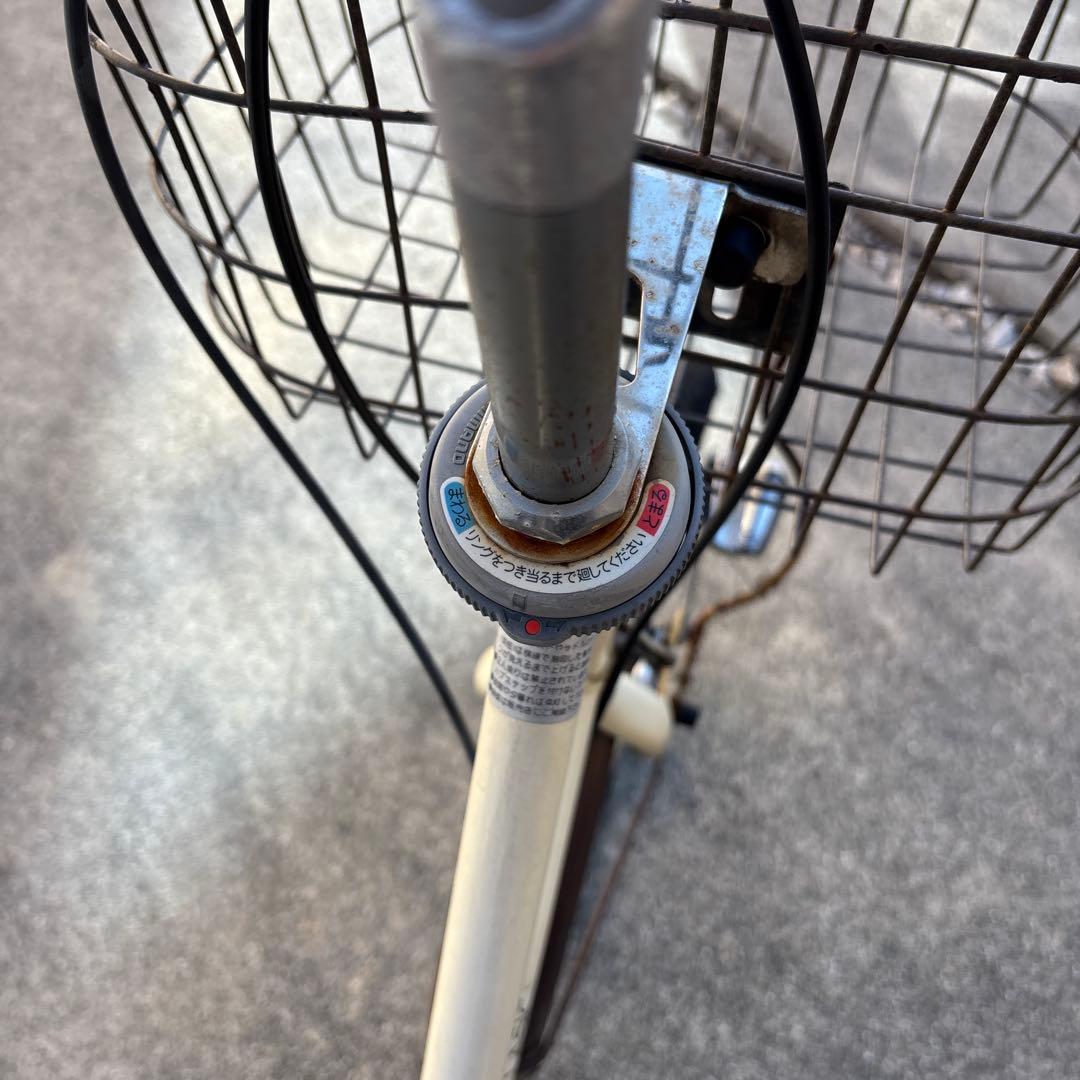 クリーム色シティサイクル バスケット付き