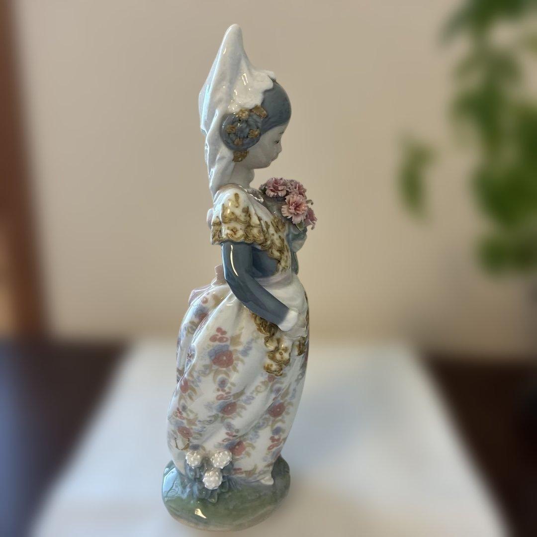 リヤドロ 花束を持つ少女