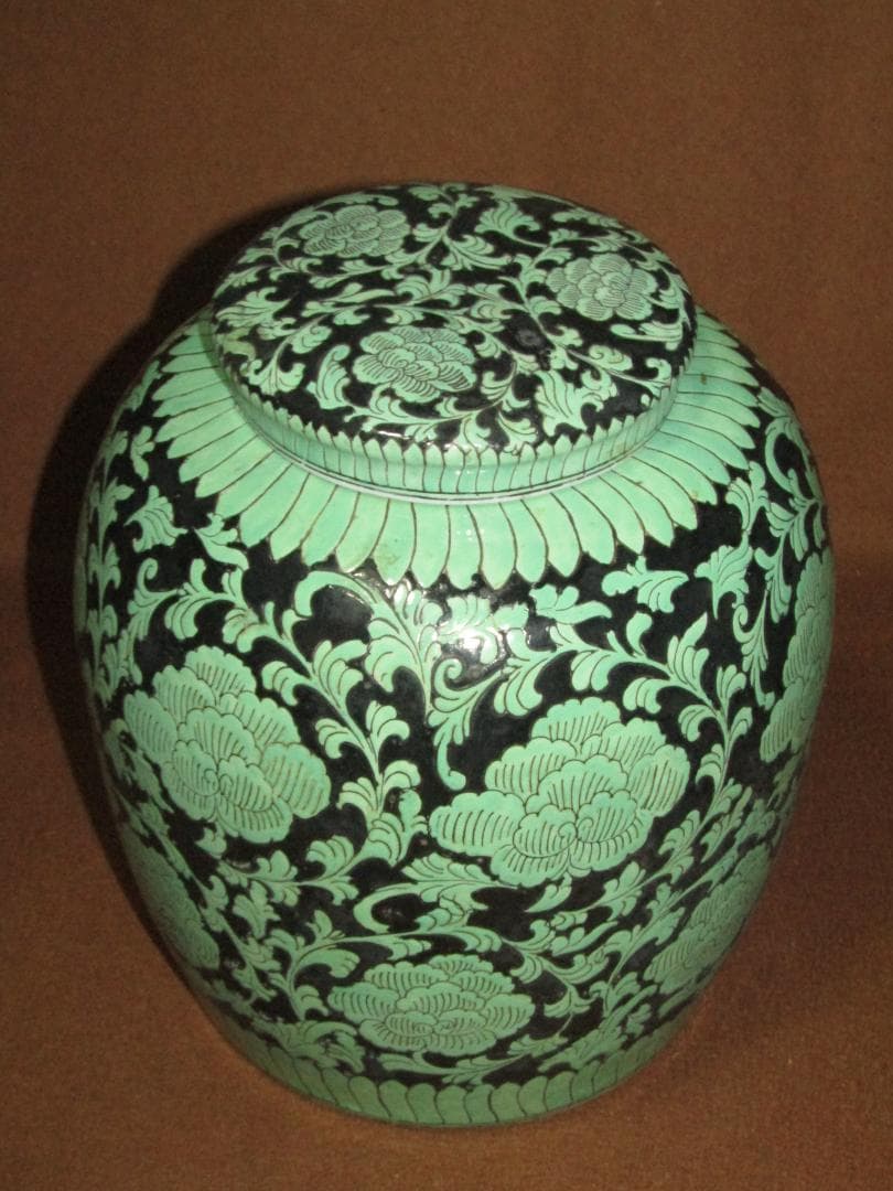 【中国古陶磁　雅玩珍蔵　蓋付茶壷　緑釉掻き落とし風絵付け　２６ｃｍ】