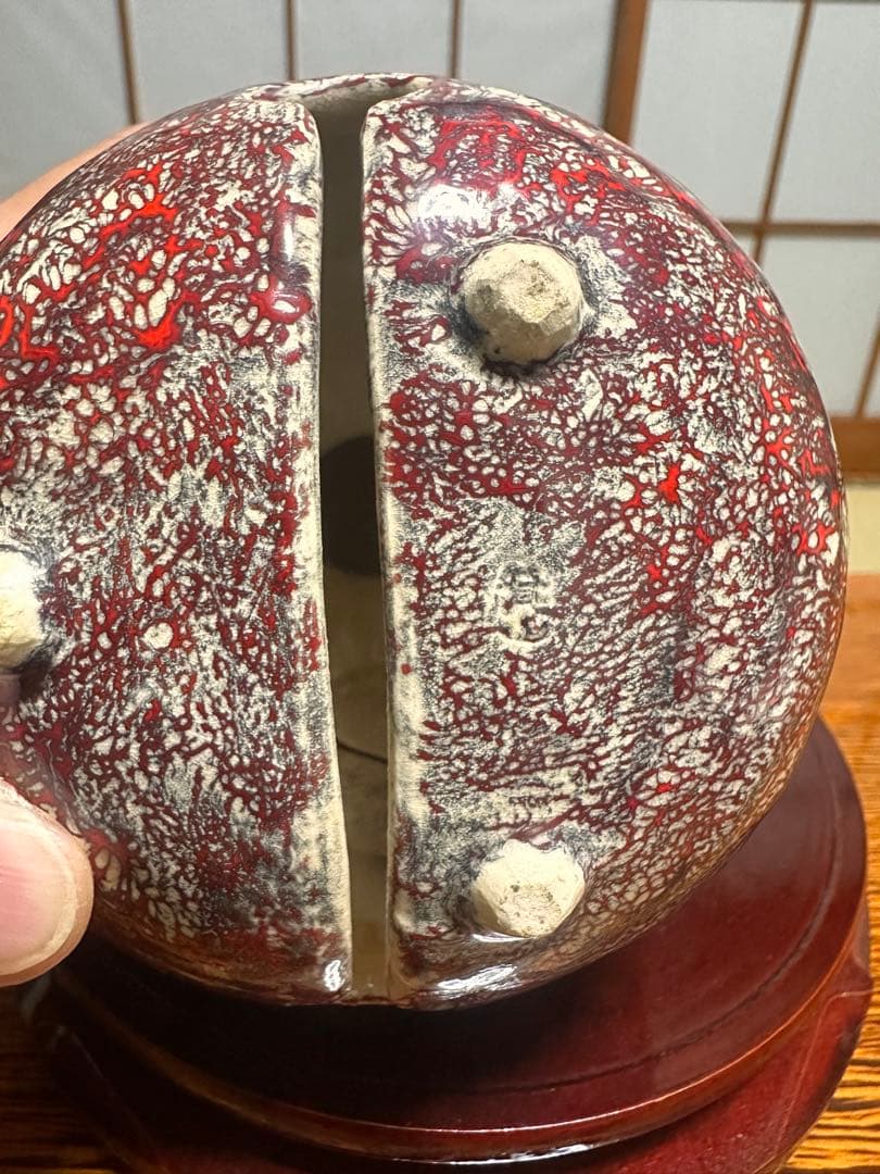 赤と白のひょうたん型陶器工芸品