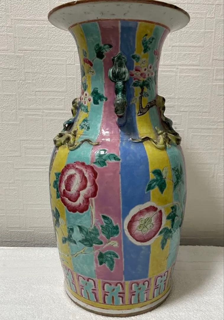 中国 旧家蔵出し 清時代 粉彩 双耳 牡丹花卉紋瓶骨董品。