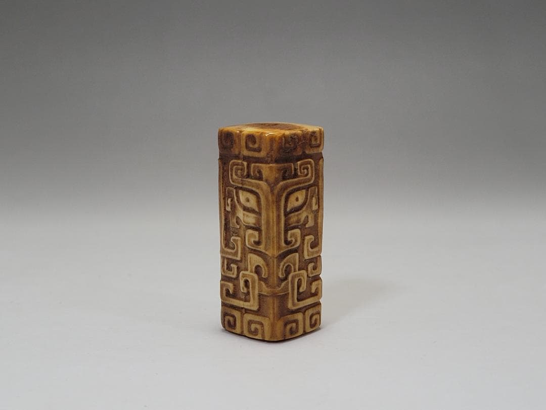 角 彫刻 饕餮紋 根付 装身具 明清時代 幅約高さ約4.1cm