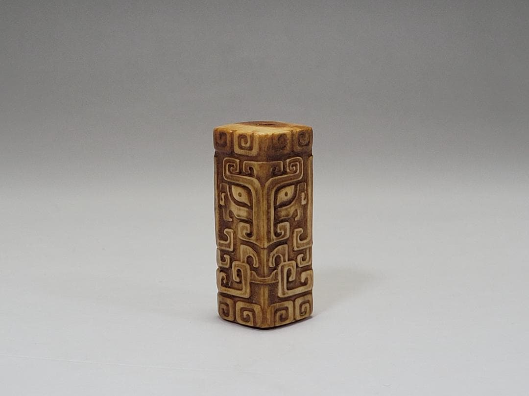 角 彫刻 饕餮紋 根付 装身具 明清時代 幅約高さ約4.1cm