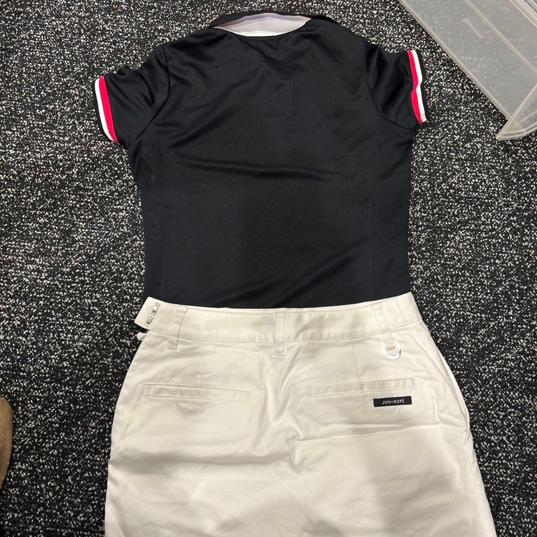 ポロシャツとボタン付きスカートのセット