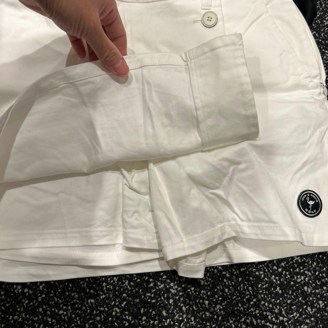 ポロシャツとボタン付きスカートのセット