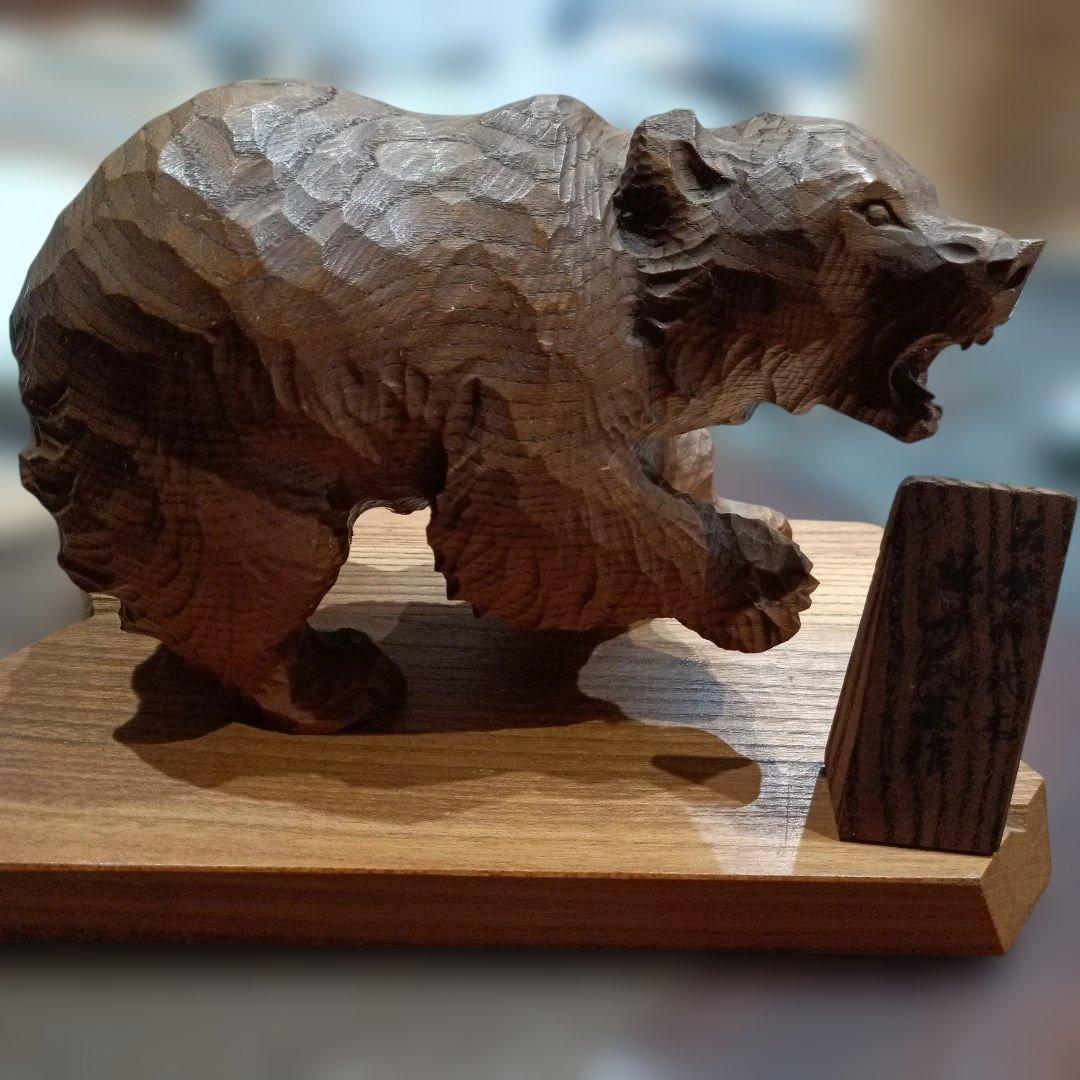 木製クマの彫刻