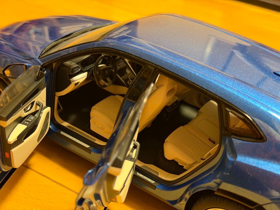 Lamborghini Urus 1/18モデルカー