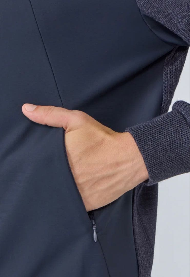 デサントゴルフ　防風裏地付きハイブリッドフルジップセーター　ネイビー