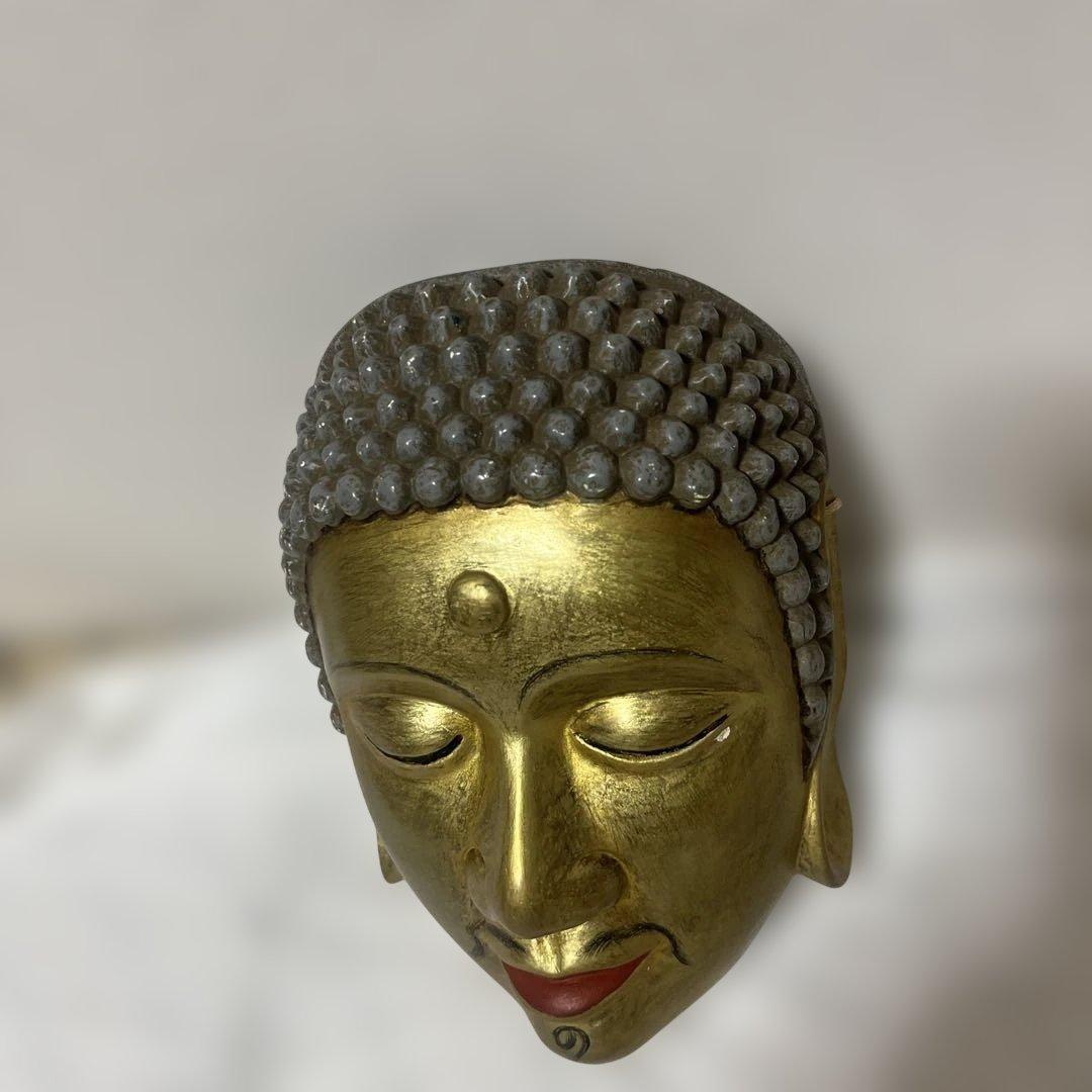 金色の仏像の顔 お面