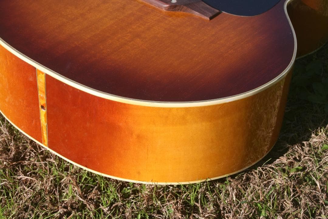 1970年代に日本の松本のマツモクで製造されたGranada J200モデル