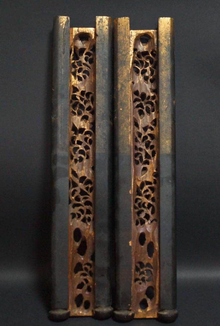 江戸末期 細工透かし彫り『菊唐草』 金箔塗り『霊芝流れ雲図』木造飾り柱(一対)