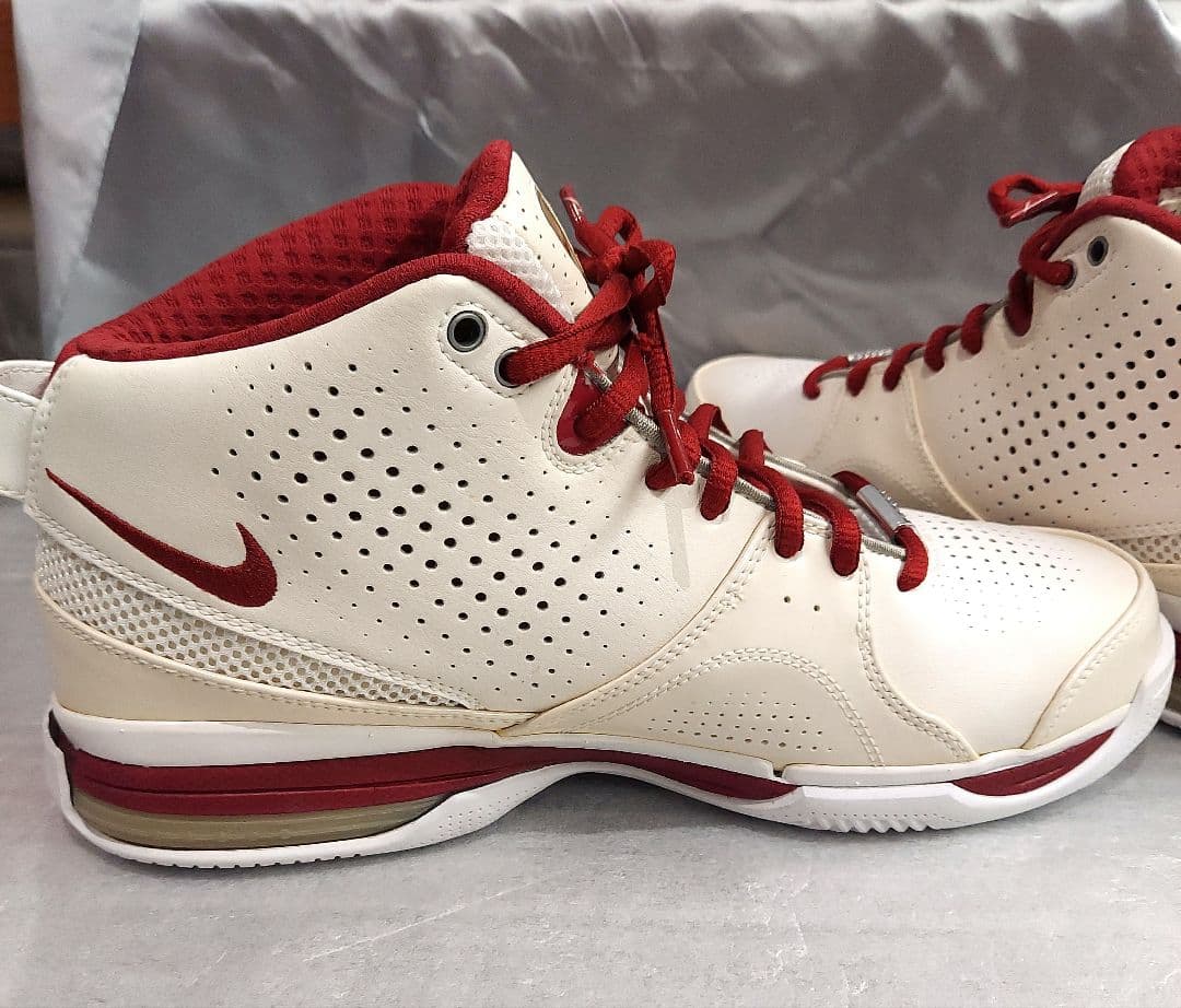 NIKE　ナイキ　エアズームライト　バッシュ　26㎝　欠陥品