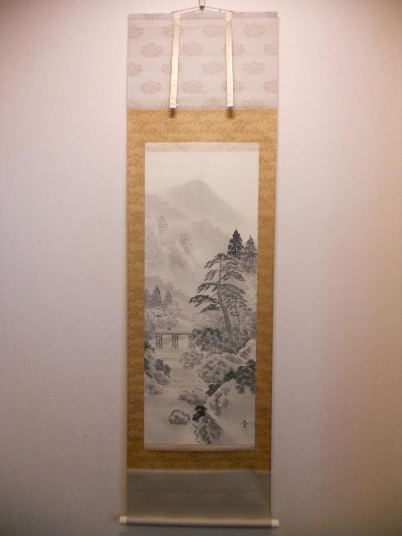 掛け軸 間崎春光 水墨山水 絹本 希少 軸装 茶道具 掛軸 美品 です。