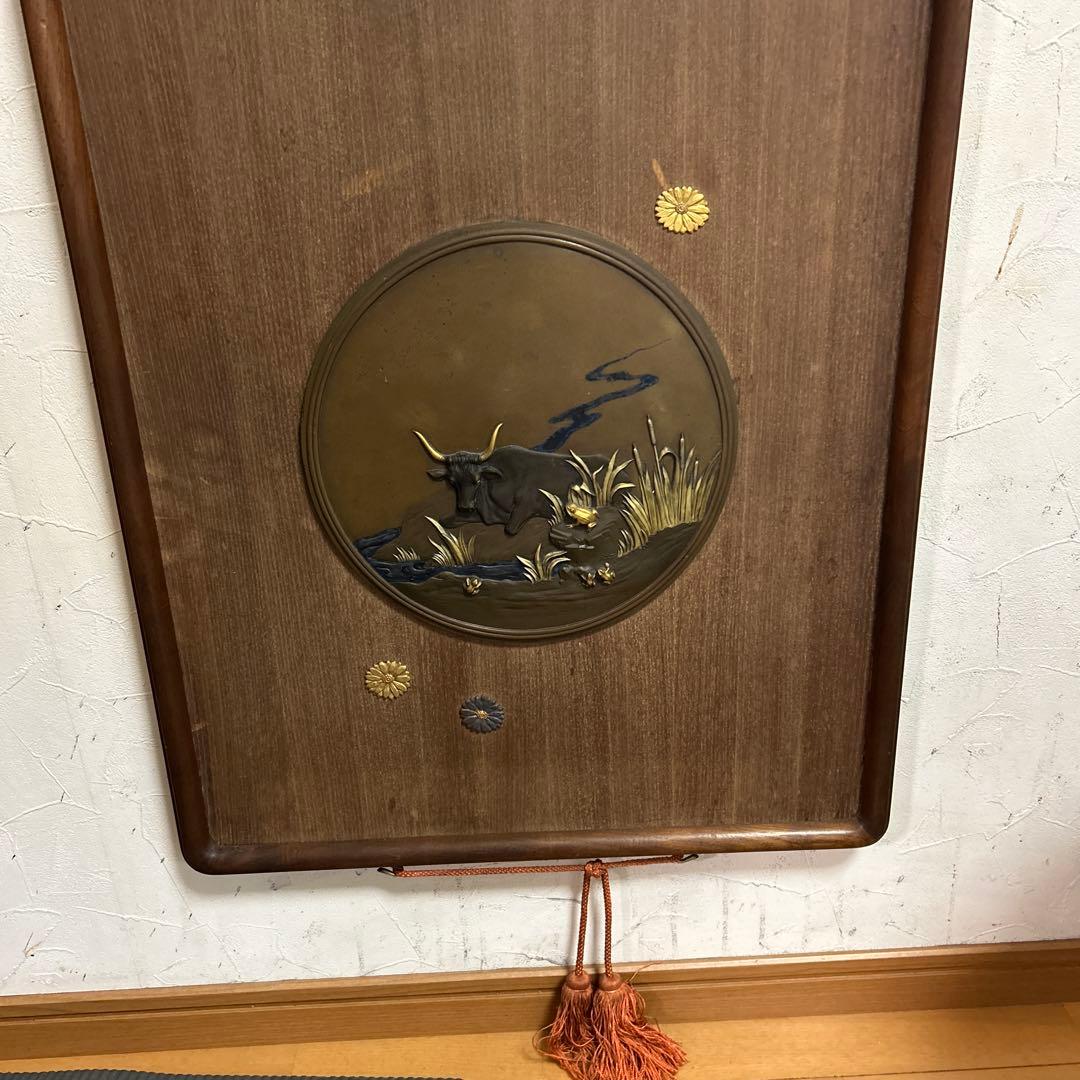 月夜？にたたずむ牛と蛙の銅と木製の壁掛け