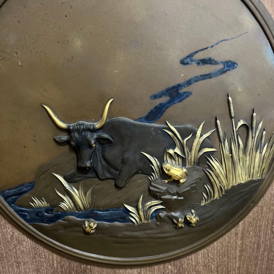 月夜？にたたずむ牛と蛙の銅と木製の壁掛け