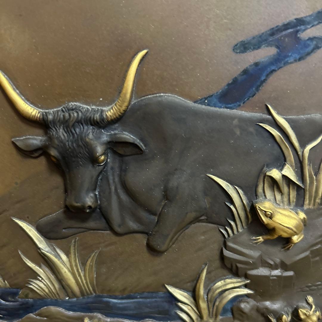 月夜？にたたずむ牛と蛙の銅と木製の壁掛け