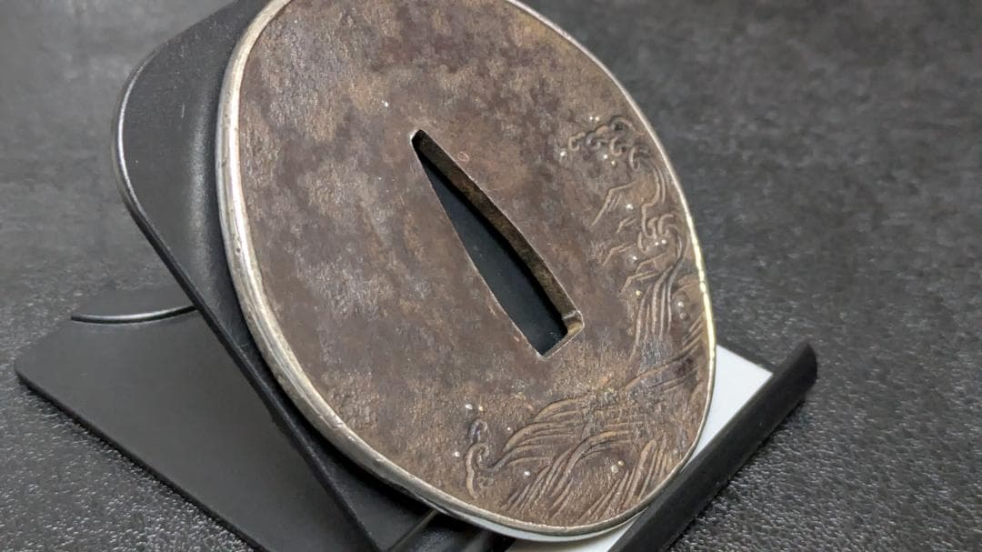 無銘：荒波の図 薩摩鍔 銀覆輪 鉄鍔