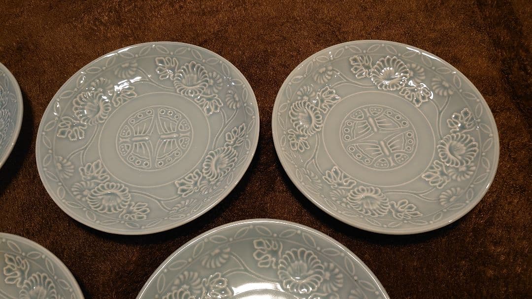 李朝　青磁　陽刻　蝶の図　中皿　蔵出し　５客