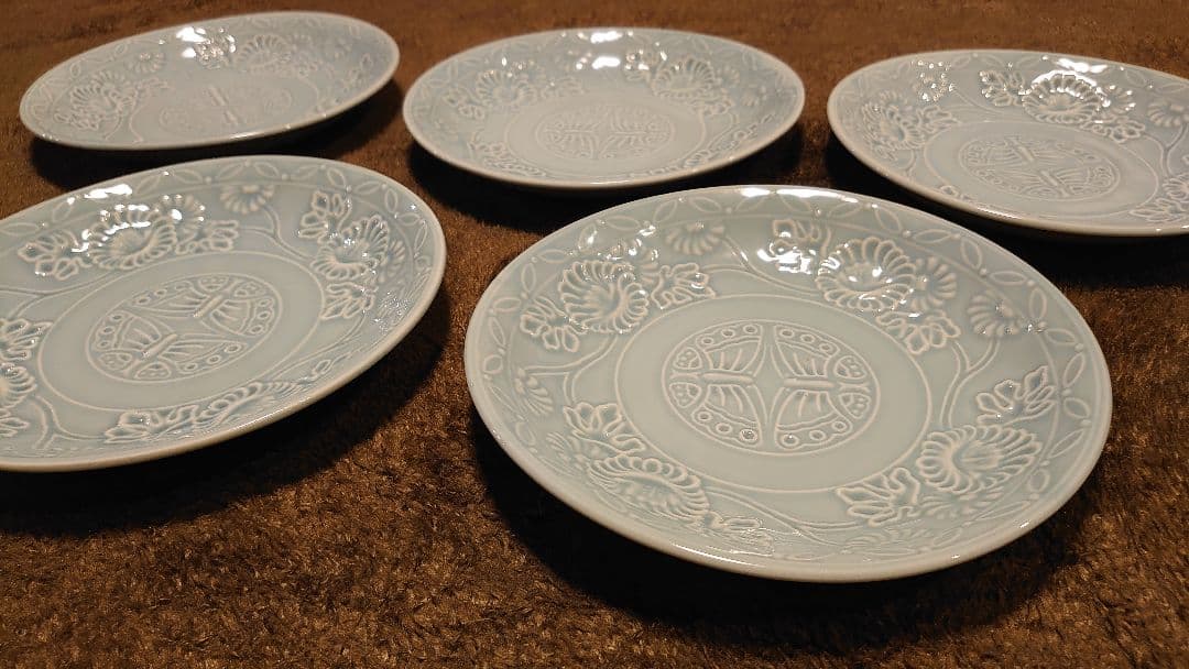 李朝　青磁　陽刻　蝶の図　中皿　蔵出し　５客