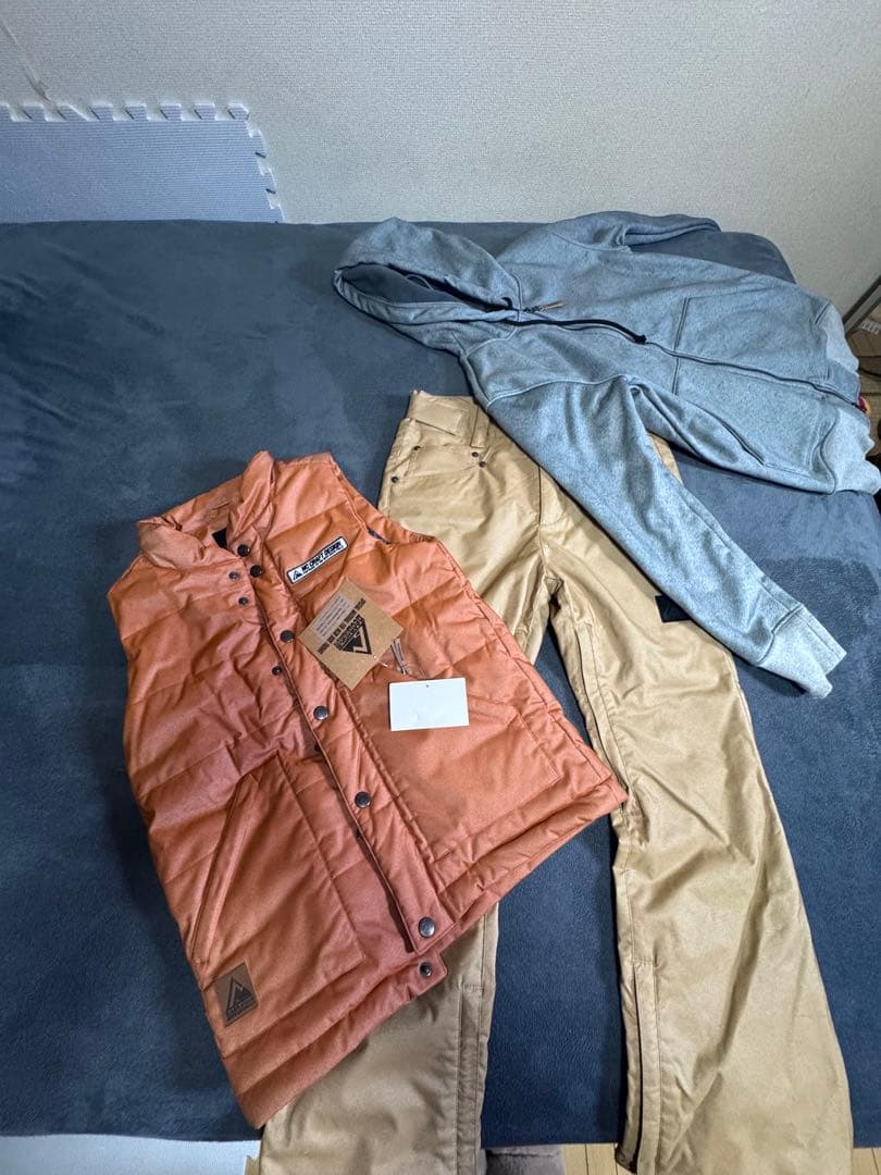 ❣️neoncollective オレンジ XSベストとグレーのフーディーセット❣️