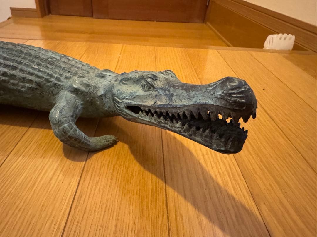 ブロンズまたは古銅製のワニの置物（オブジェ）