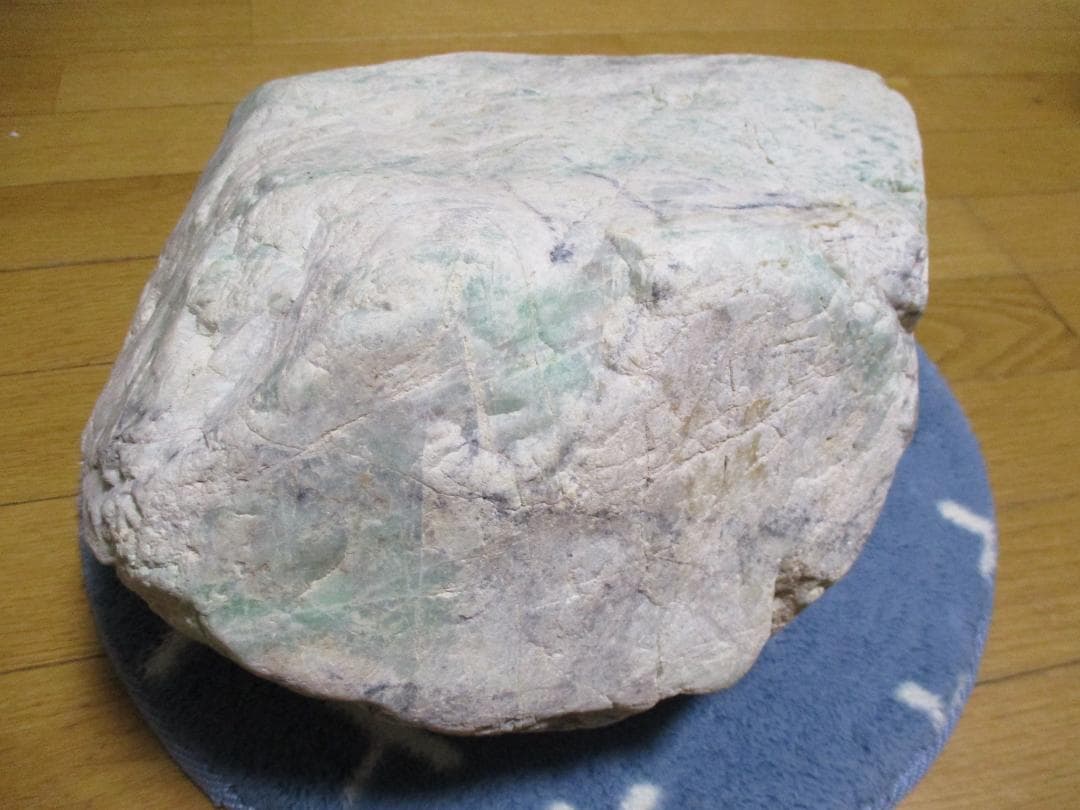 【希少】大型　緑たくさん　糸魚川　翡翠　原石 　自然状態　２６ｋｇ