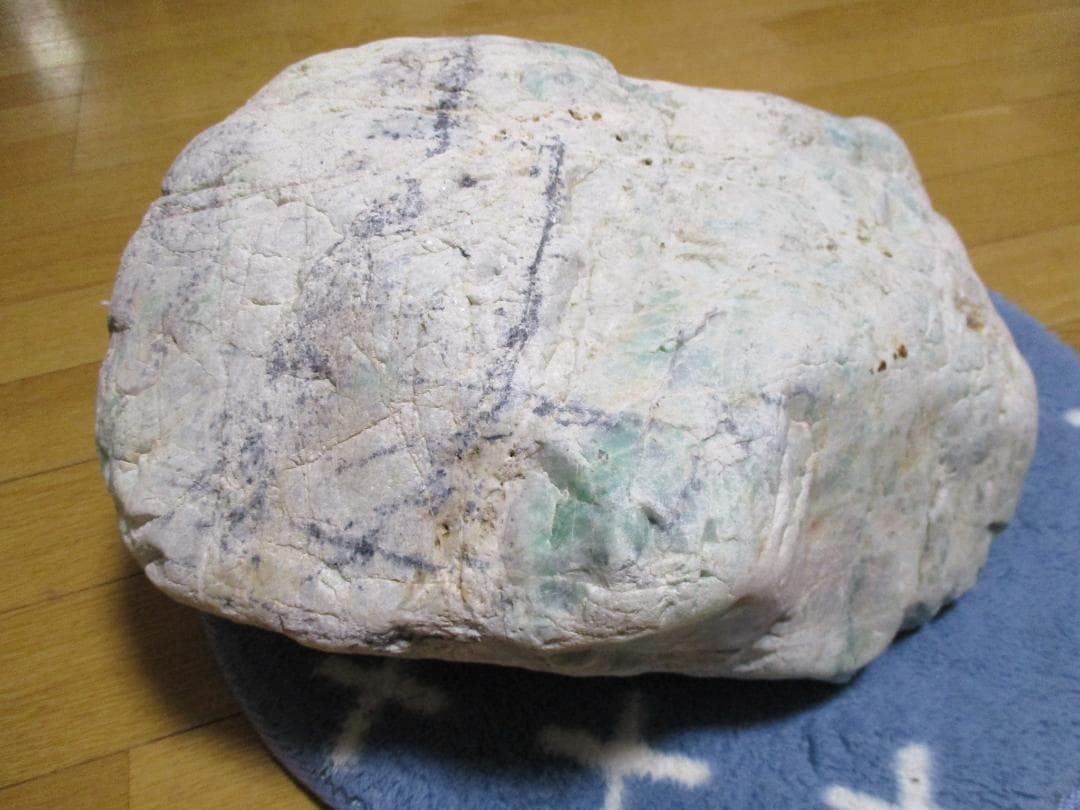 【希少】大型　緑たくさん　糸魚川　翡翠　原石 　自然状態　２６ｋｇ