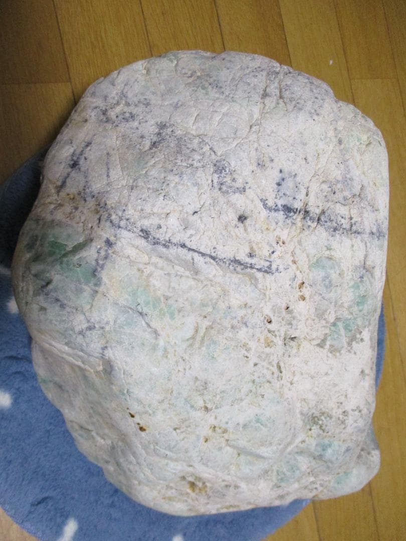 【希少】大型　緑たくさん　糸魚川　翡翠　原石 　自然状態　２６ｋｇ