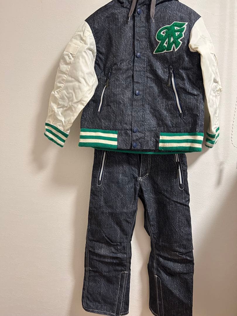 フォーナインズ　スノーボードウェア130センチ