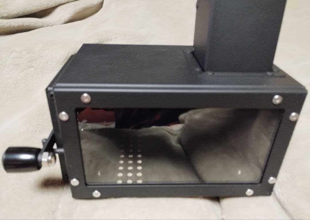 手軽に持ち運べてテーブルにも置けるコンパクトなミニ薪ストーブ