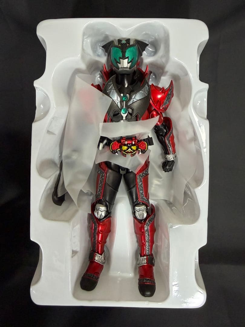 S.H.フィギュアーツ 真骨彫 仮面ライダーキバ エンペラーフォーム＋ダークキバ